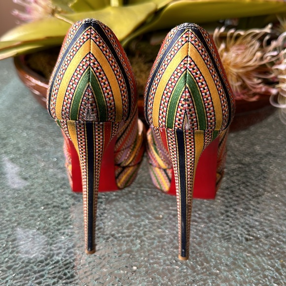 BEAUTIFUL CHRISTIAN LOUBOUTIN SILK FABRIC STILETTOS, 39.  GUC - Picture 4 of 11